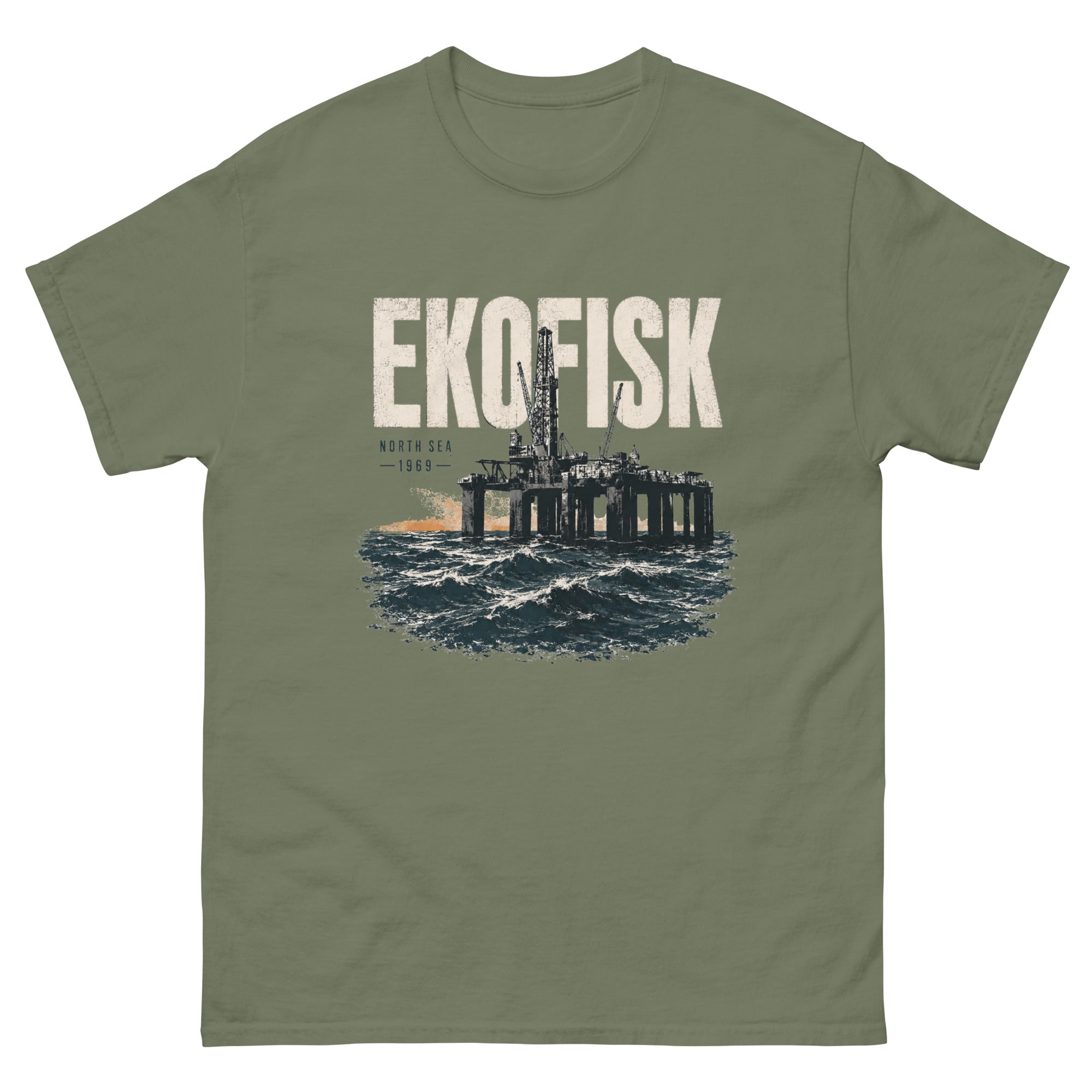 T-skjorte med Ekofisk-motiv, oljeplattform i mørkt Nordsjø-hav, stor EKOFISK-tekst, North Sea og 1969 i røft industrielt uttrykk.