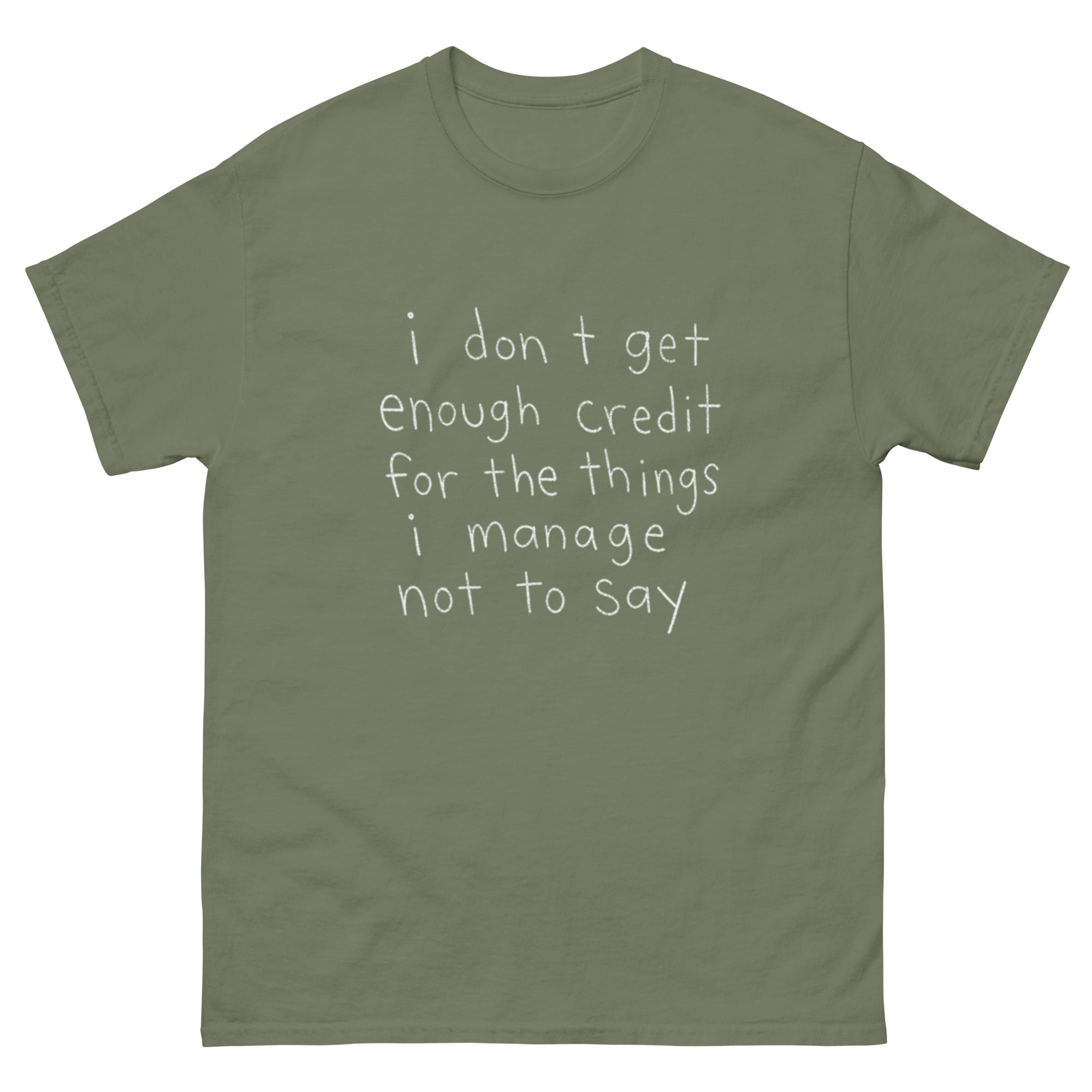 Typografisk illustrasjon med teksten «I Don't Get Enough Credit For The Things I Manage Not To Say» i hvit håndskrevet stil på sort bakgrunn. Morsomt og sarkastisk tekstdesign til t-skjorte.