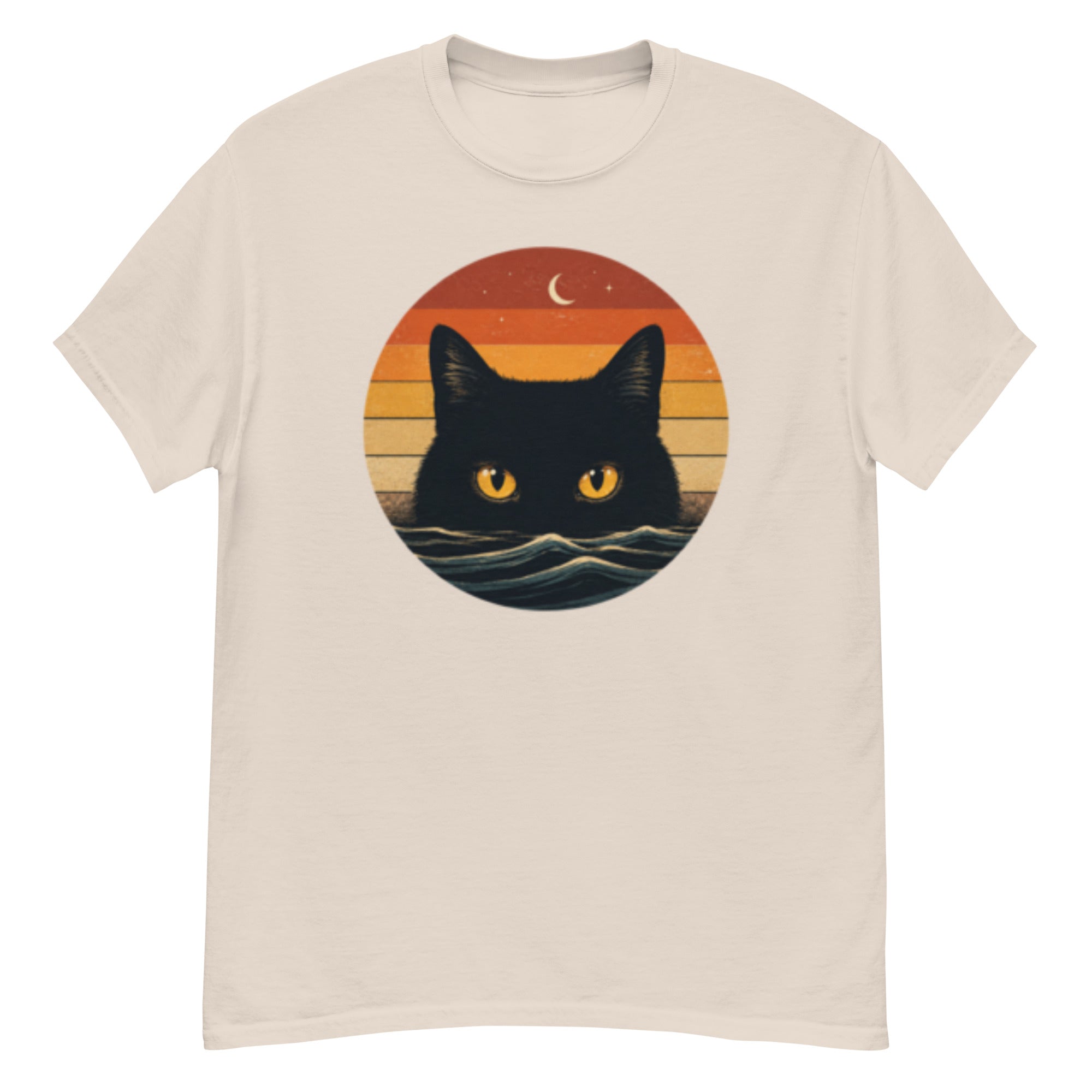 Retro t-skjorte med svart katt, store gule øyne, havbølger, solnedgang, måne og stjerner i varme vintagefarger.