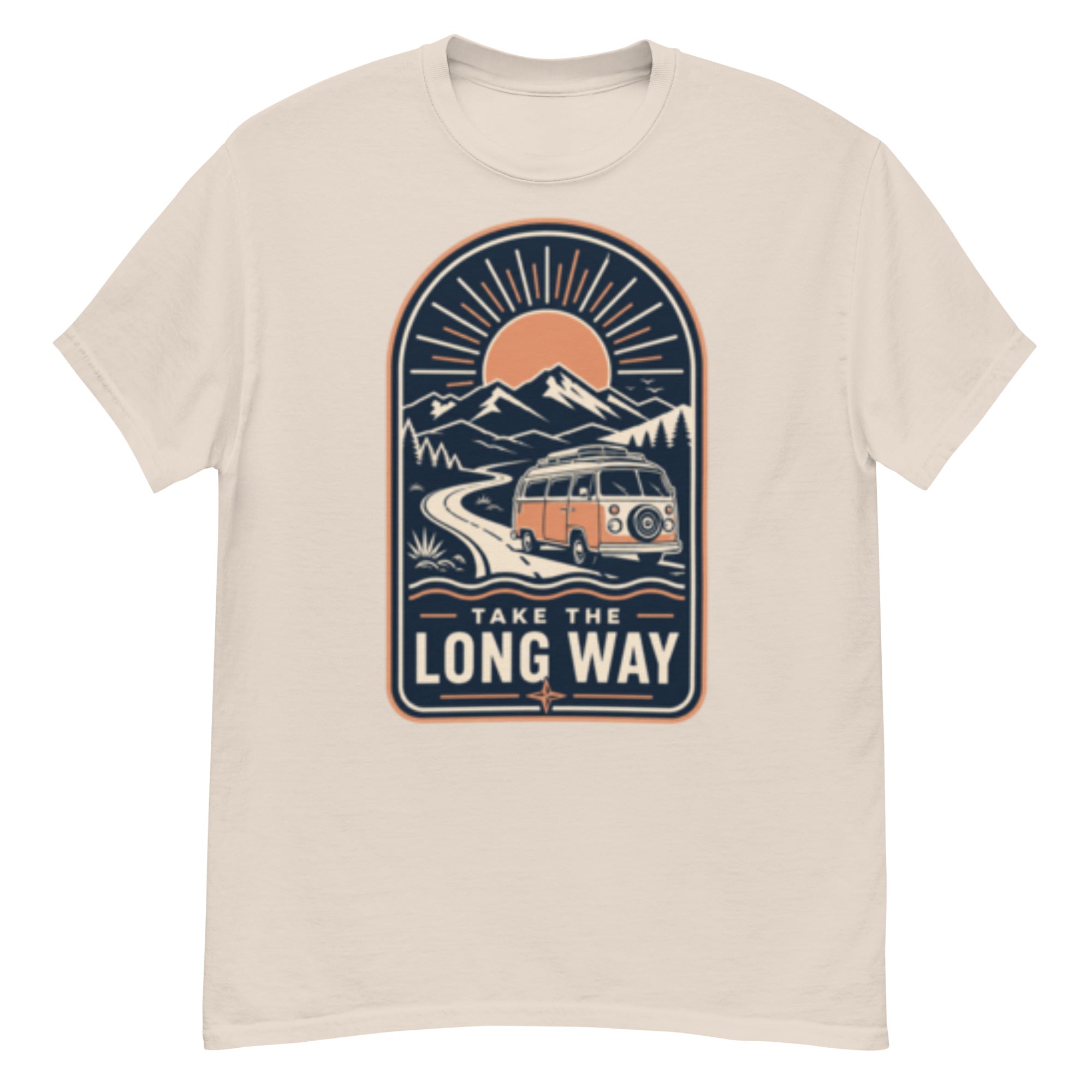 T-skjorte med retro roadtripmotiv av en camper van på svingete vei foran fjell, solstråler og landskap i marineblå, krem og terrakotta.