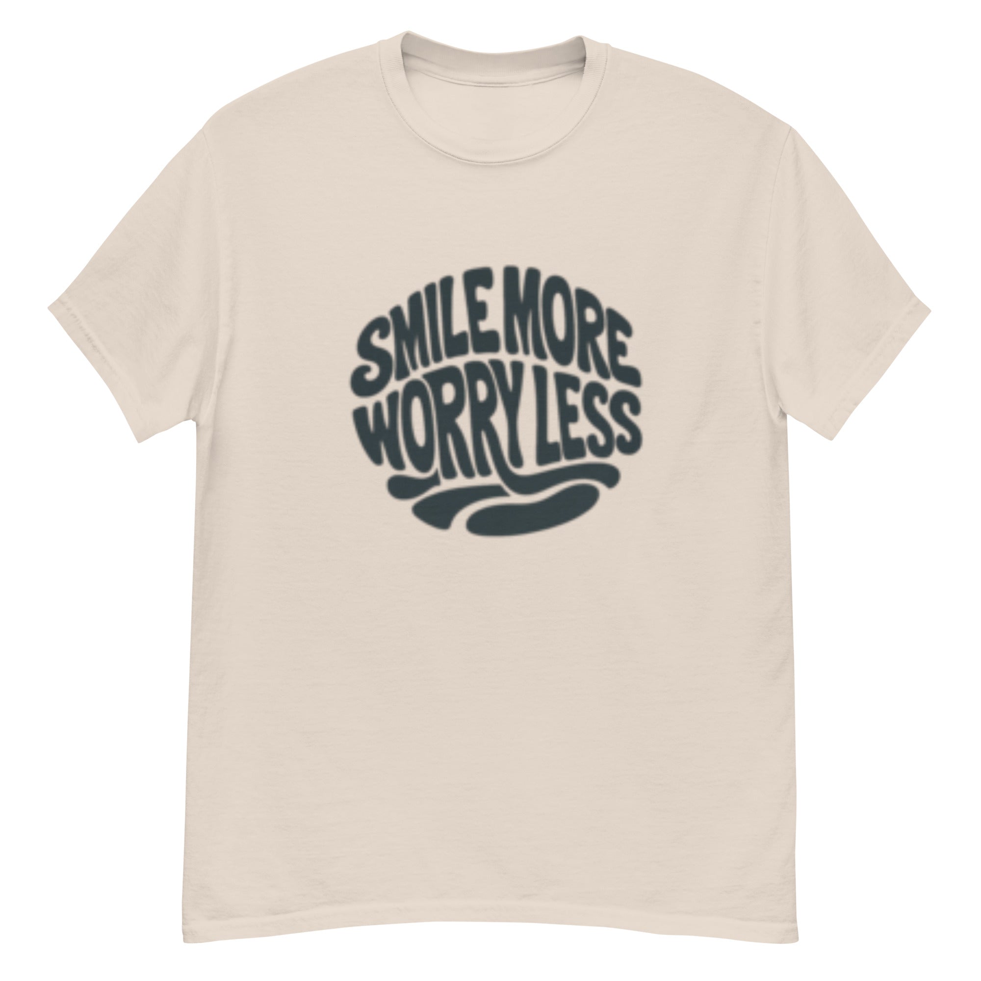 T-skjorte med teksten Smile More Worry Less i stor mørk retrotypografi formet som en rund, bølgende komposisjon.
