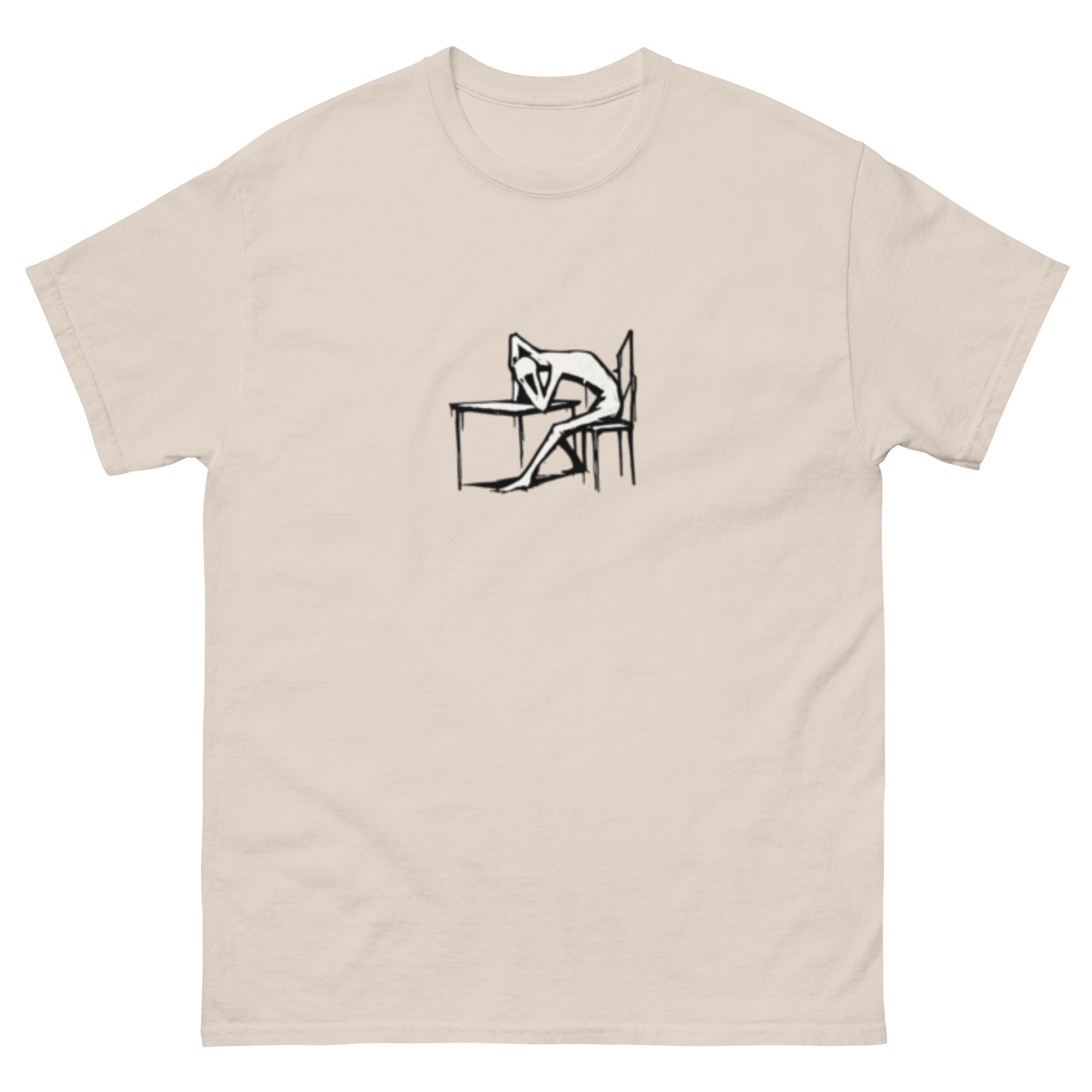 T-skjorte med en kantet, sammenkrøket figur som sitter ved et bord, tegnet med rå offwhite streker i Kafka-inspirert stil.