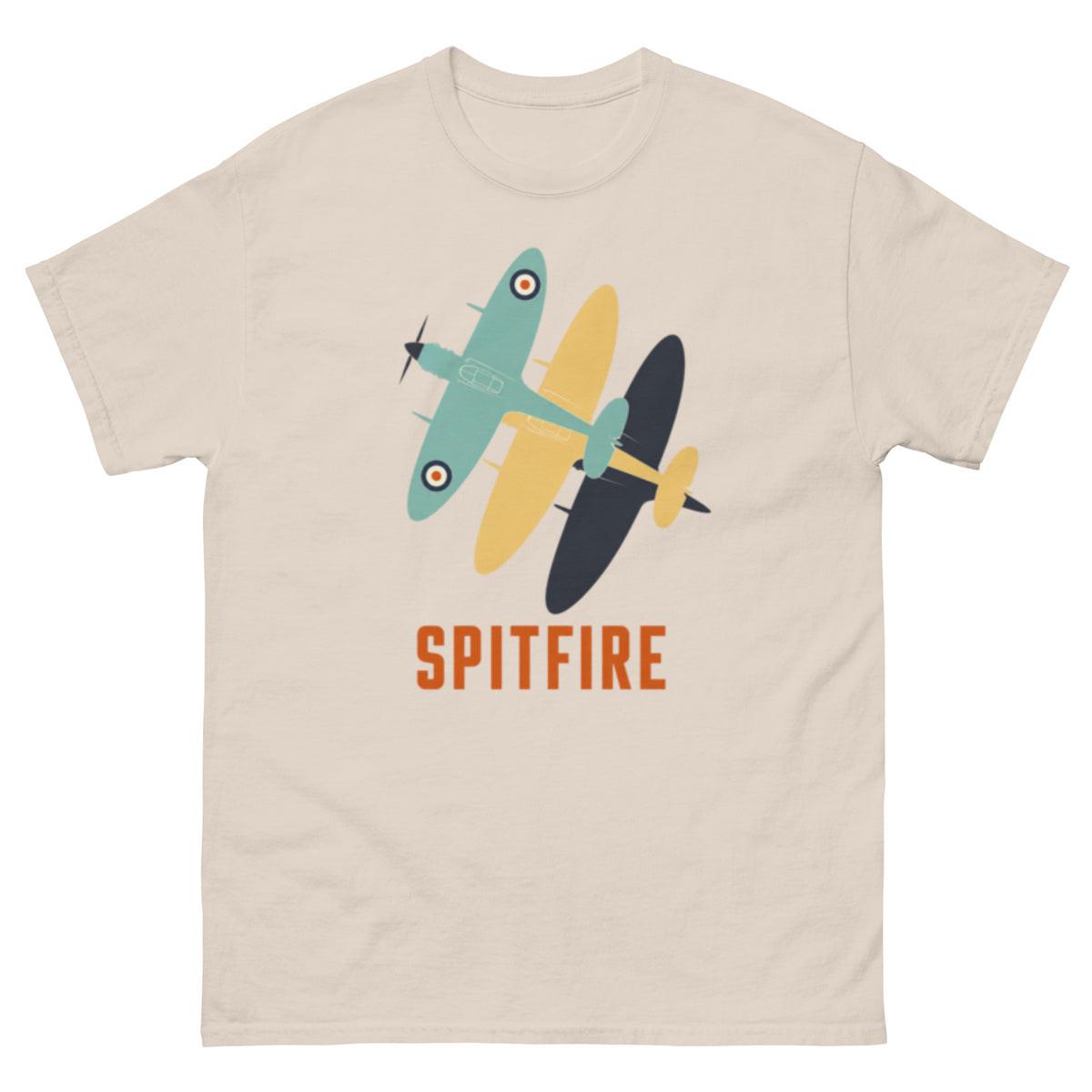 T-skjorte med tre overlappende Spitfire-fly sett ovenfra, RAF-rundeller og teksten Spitfire.
