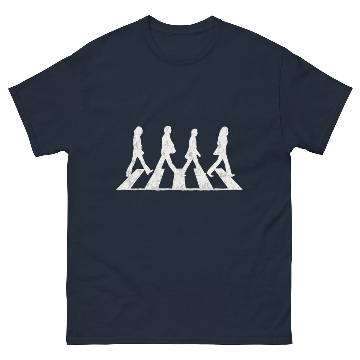 Abbey Road-inspirert T-skjortemotiv med fire hvite, slitte silhuetter som går over et fotgjengerfelt i klassisk retro rockestil.