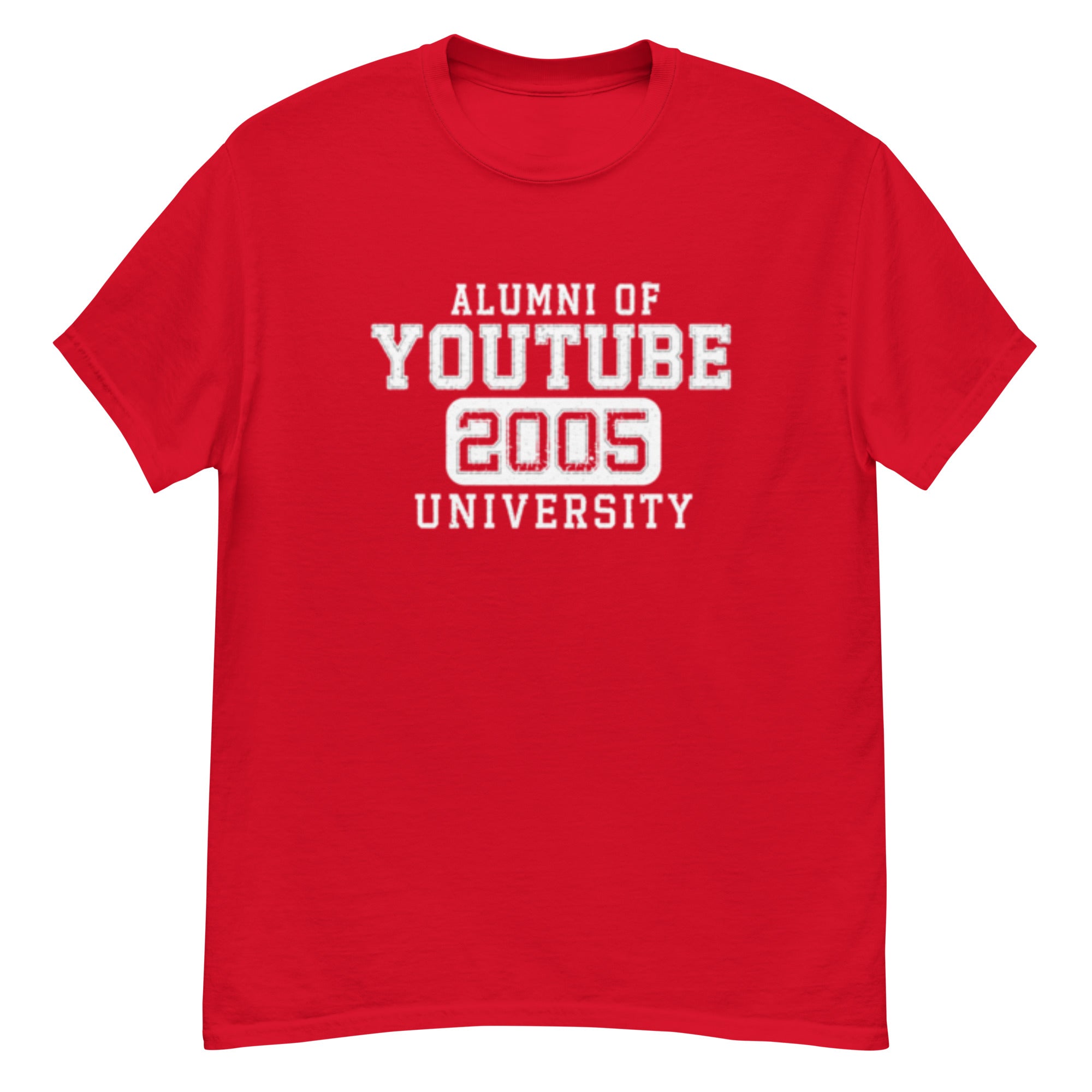 T-skjorte med hvit varsitytekst som sier ALUMNI OF YOUTUBE 2005 UNIVERSITY i slitt college-stil på transparent bakgrunn.