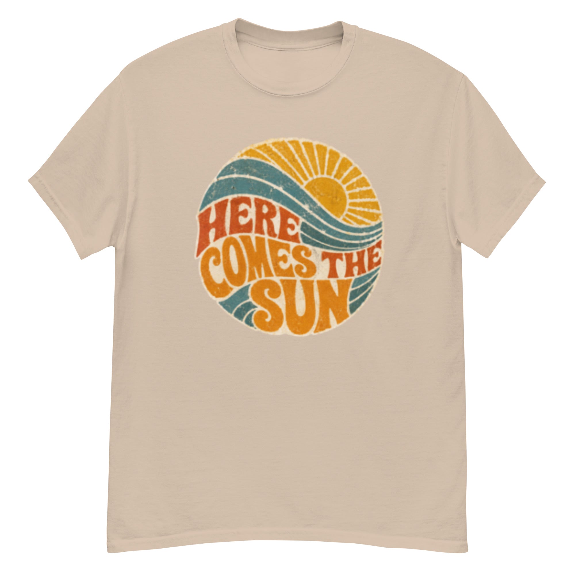 T-skjorte med retro solmotiv, bølgende typografi og teksten Here Comes The Sun i oransje, gult og blågrønt.