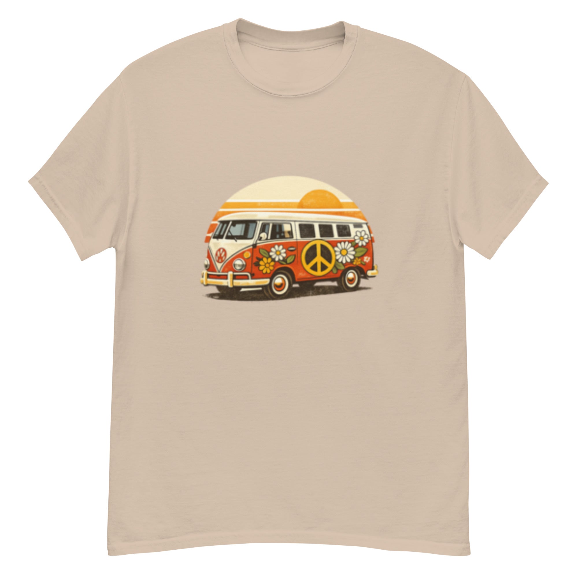 Retro t-skjorte med rød hippiebuss, stort peace-symbol, blomster og solnedgang i varme 60- og 70-tallsfarger.