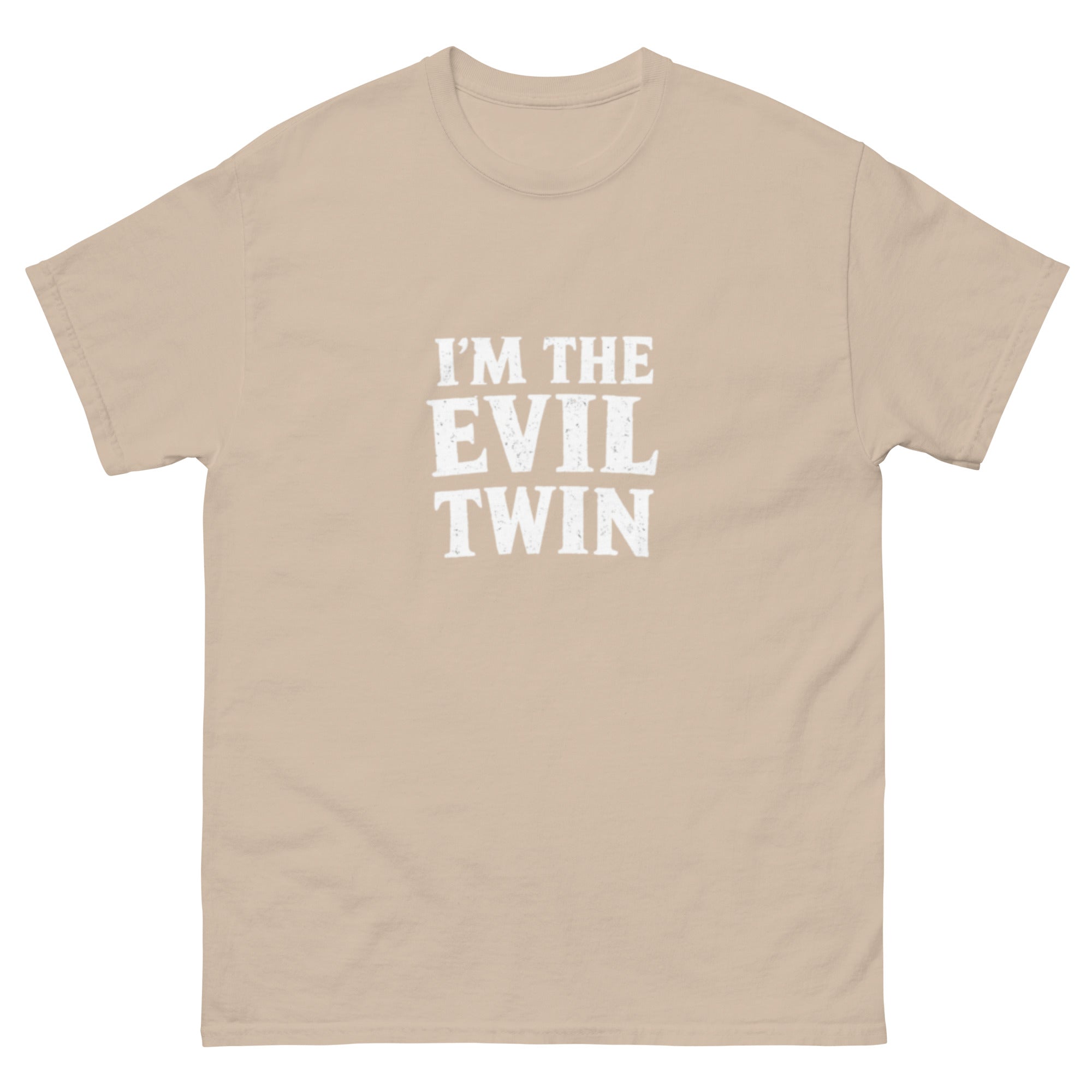 Typografisk design med teksten «I'm The Evil Twin» i stor hvit vintage skrift på sort bakgrunn. Humoristisk motiv med mørk humor og sarkastisk uttrykk.