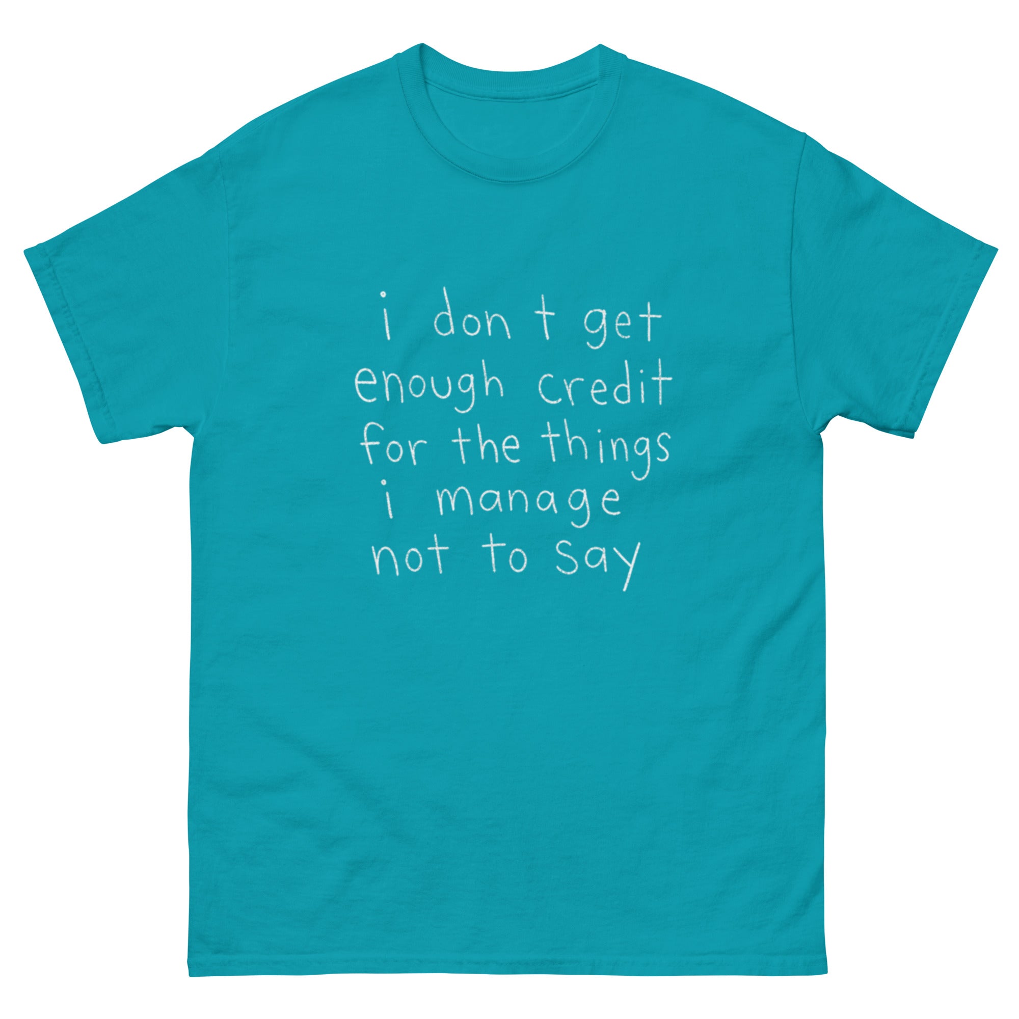 Typografisk illustrasjon med teksten «I Don't Get Enough Credit For The Things I Manage Not To Say» i hvit håndskrevet stil på sort bakgrunn. Morsomt og sarkastisk tekstdesign til t-skjorte.
