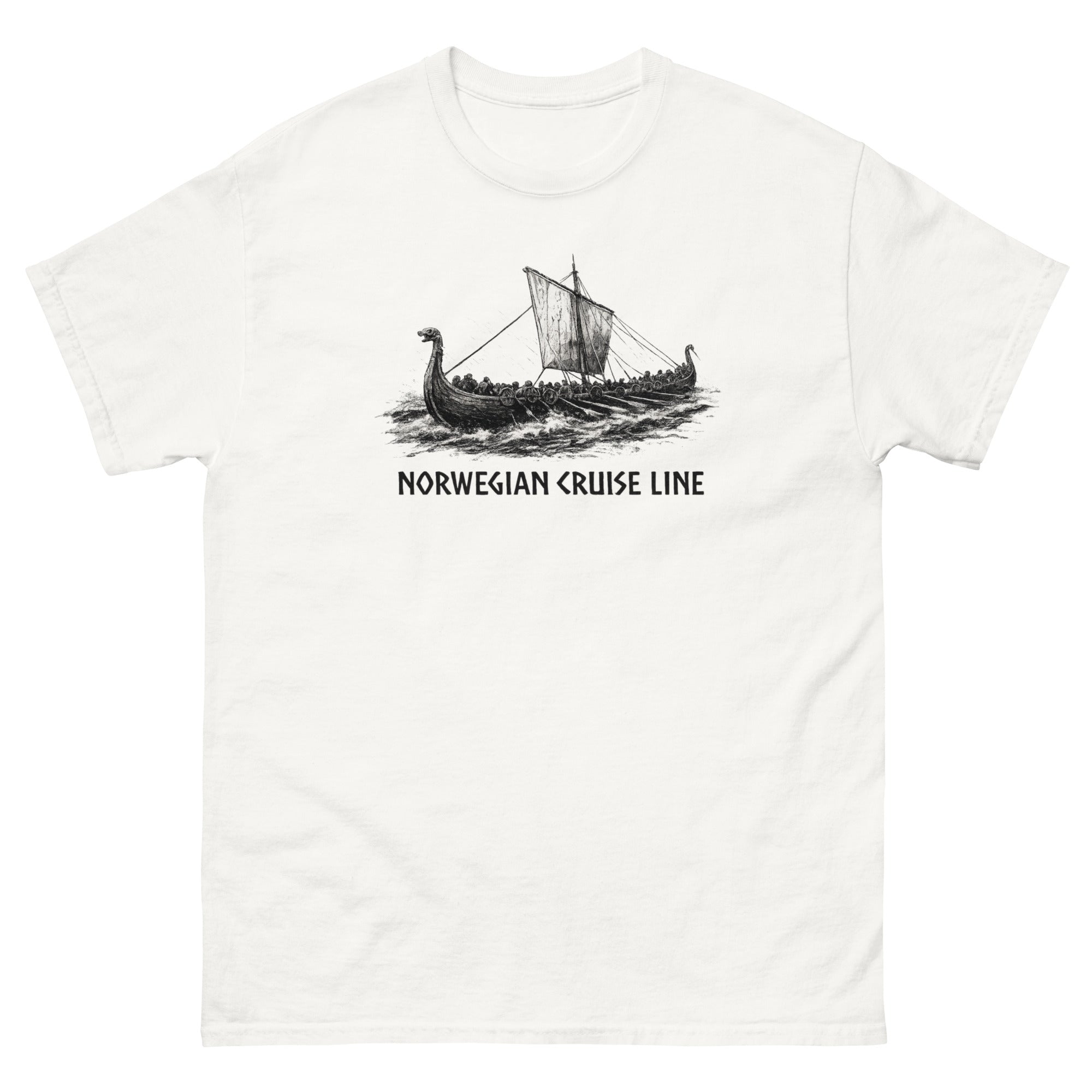 T-skjorte med illustrasjon av vikingskip i stormfullt hav, norsk langskip med seil og årer i røff sjø, inspirert av vikingtid og norrøn historie