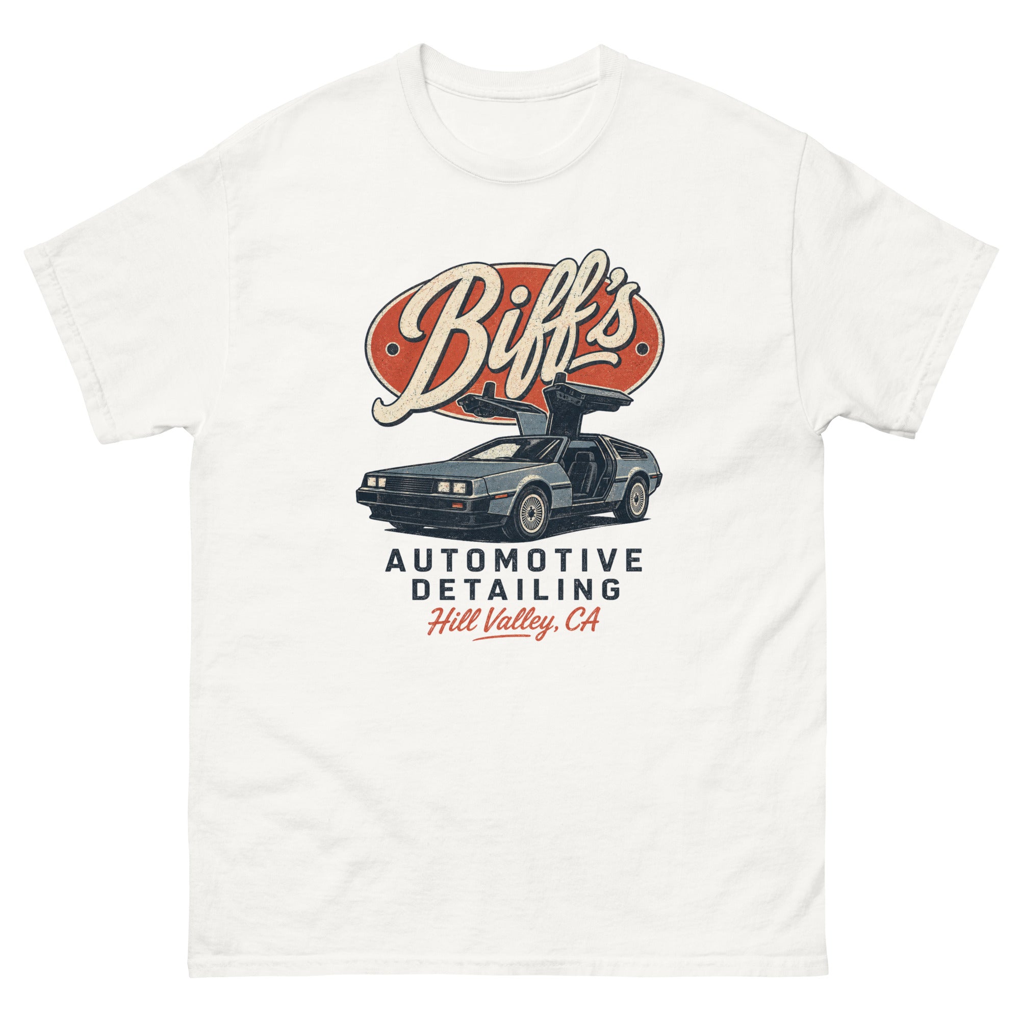 Biff’s Automotive Detailing-motiv med stor kremhvit Biff’s-logo over rød verkstedoval, stilisert 80-tallsbil, Automotive Detailing-tekst og Hill Valley, CA nederst på transparent bakgrunn.