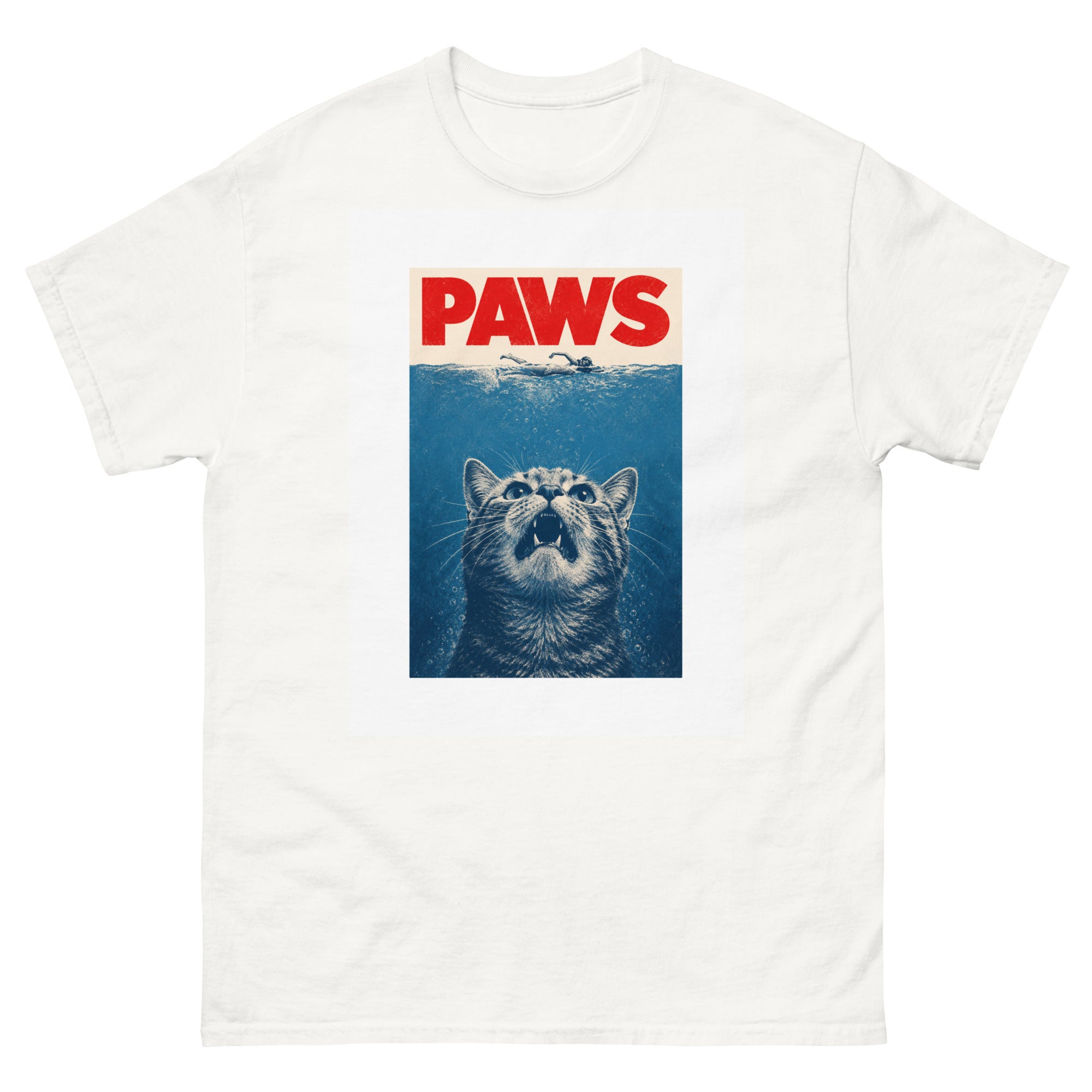 T-skjorte med Paws-filmparodi, rød tittel, svømmer på havoverflaten og en dramatisk katt under vann.