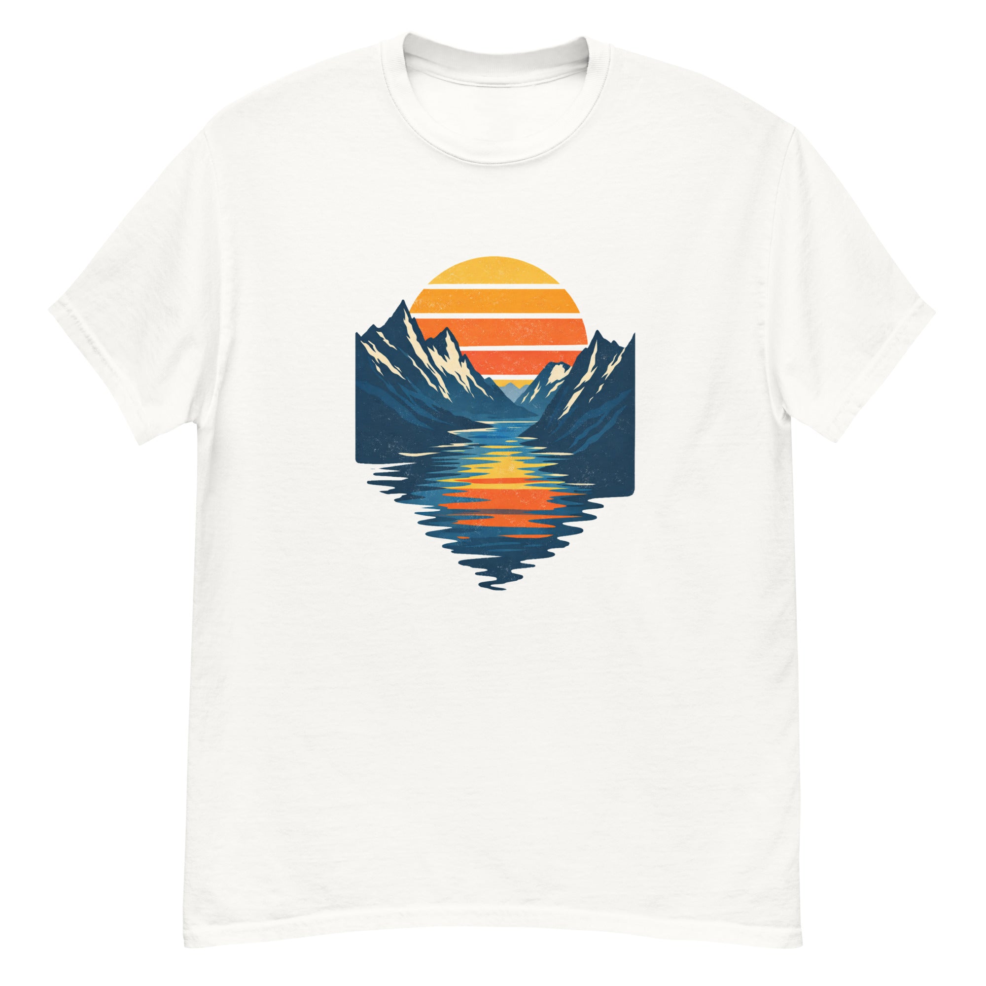 T-skjorte med norsk fjordlandskap, bratte fjell, solnedgang og speiling i vannet i grafisk retrostil.