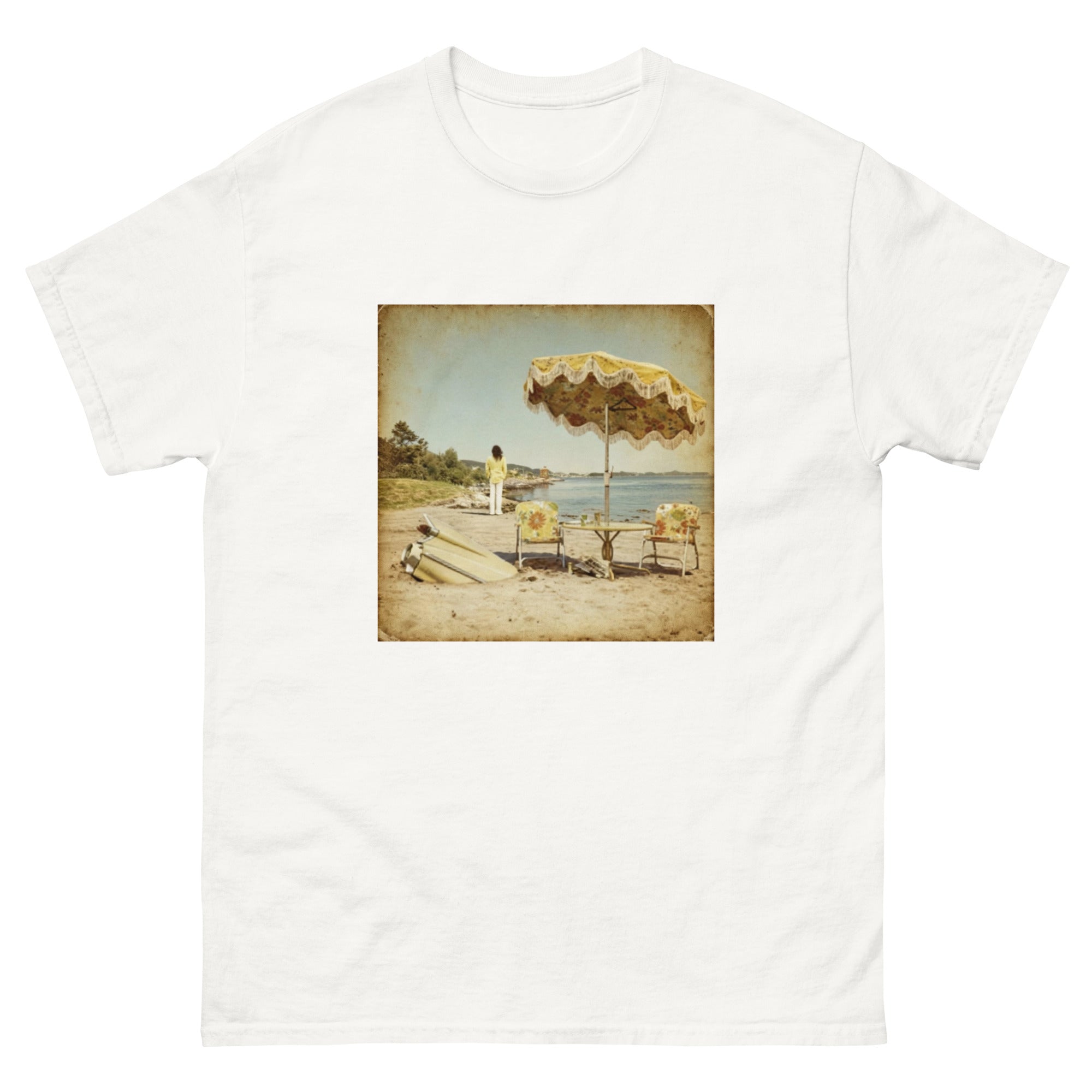 T-skjorte med vintageinspirert strandscene med parasoll, strandstoler, surfebrett og kystlandskap i falmede sommerfarger.