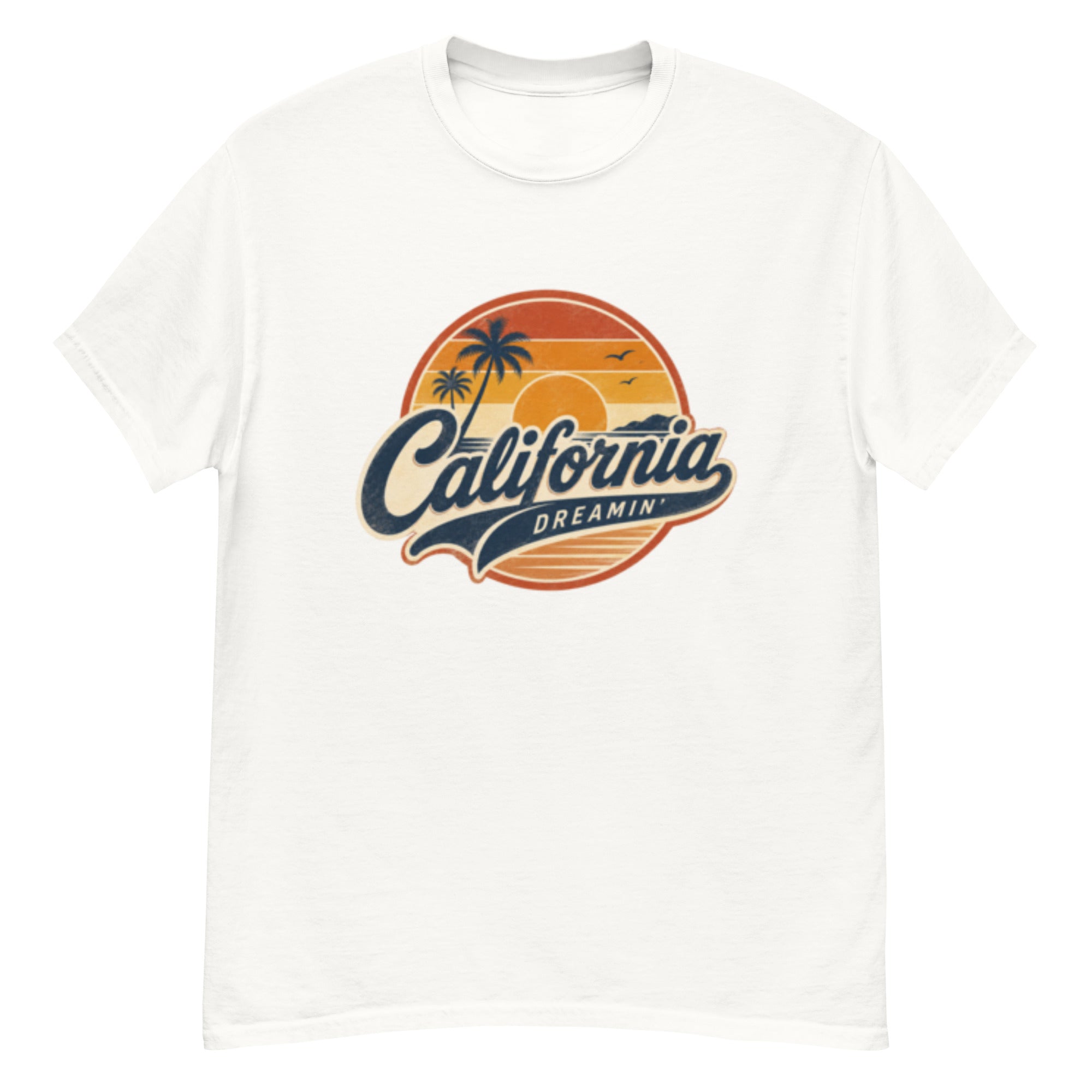 California Dreamin’ retro t-skjorte med solnedgang, palmer, hav og vintage 70-talls typografi i oransje, gult og mørk blått.