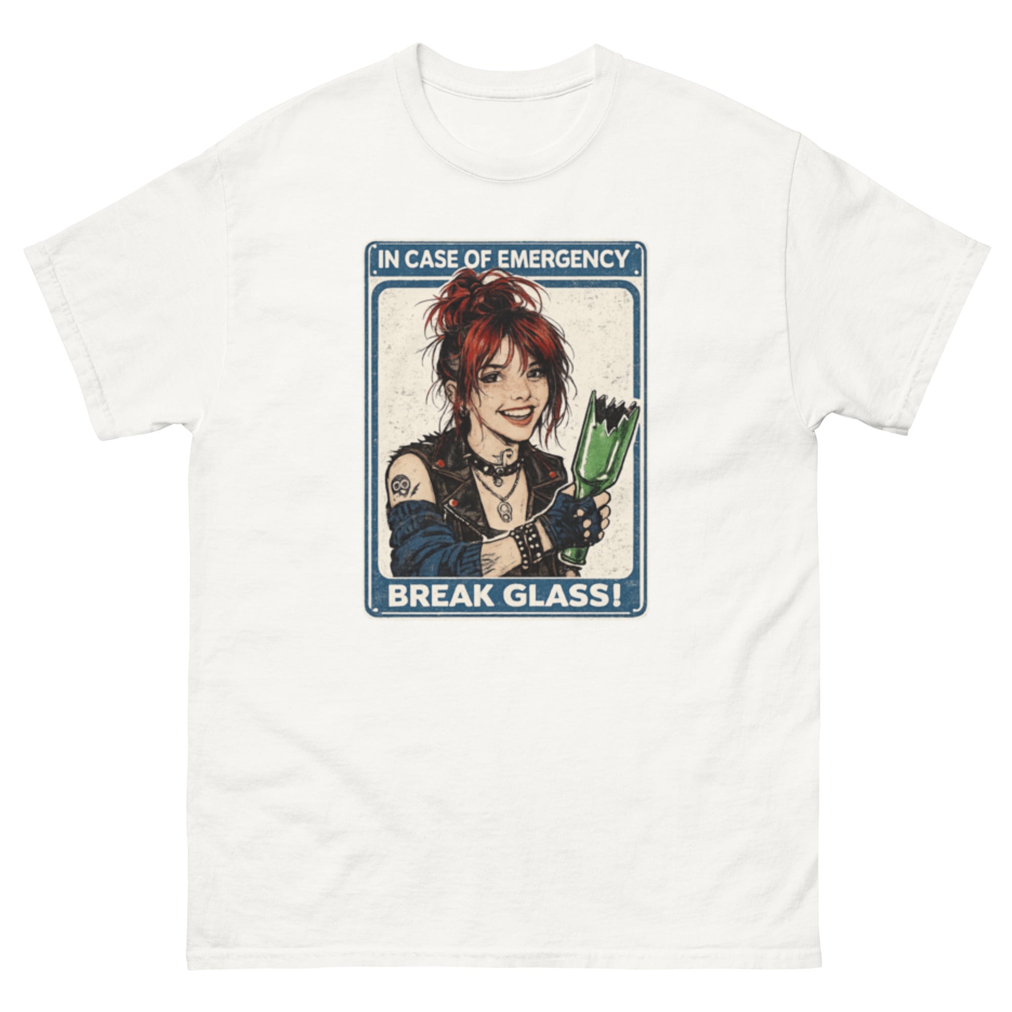 Illustrasjon av en smilende punkjente med rødt hår som holder en knust grønn flaske, omgitt av et retro nødskilt med teksten «In Case of Emergency – Break Glass». Humoristisk punk- og rockedesign til t-skjorte.