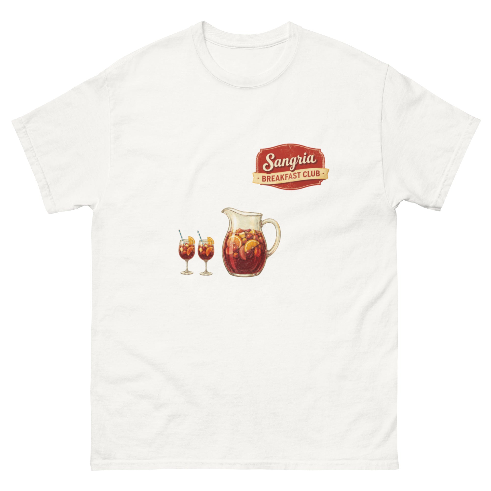 Retro illustrasjon av en mugge og to glass med fruktig sangria under teksten «Sangria Breakfast Club». Humoristisk sommerdesign inspirert av ferie, brunch og sydenturer til t-skjorte.