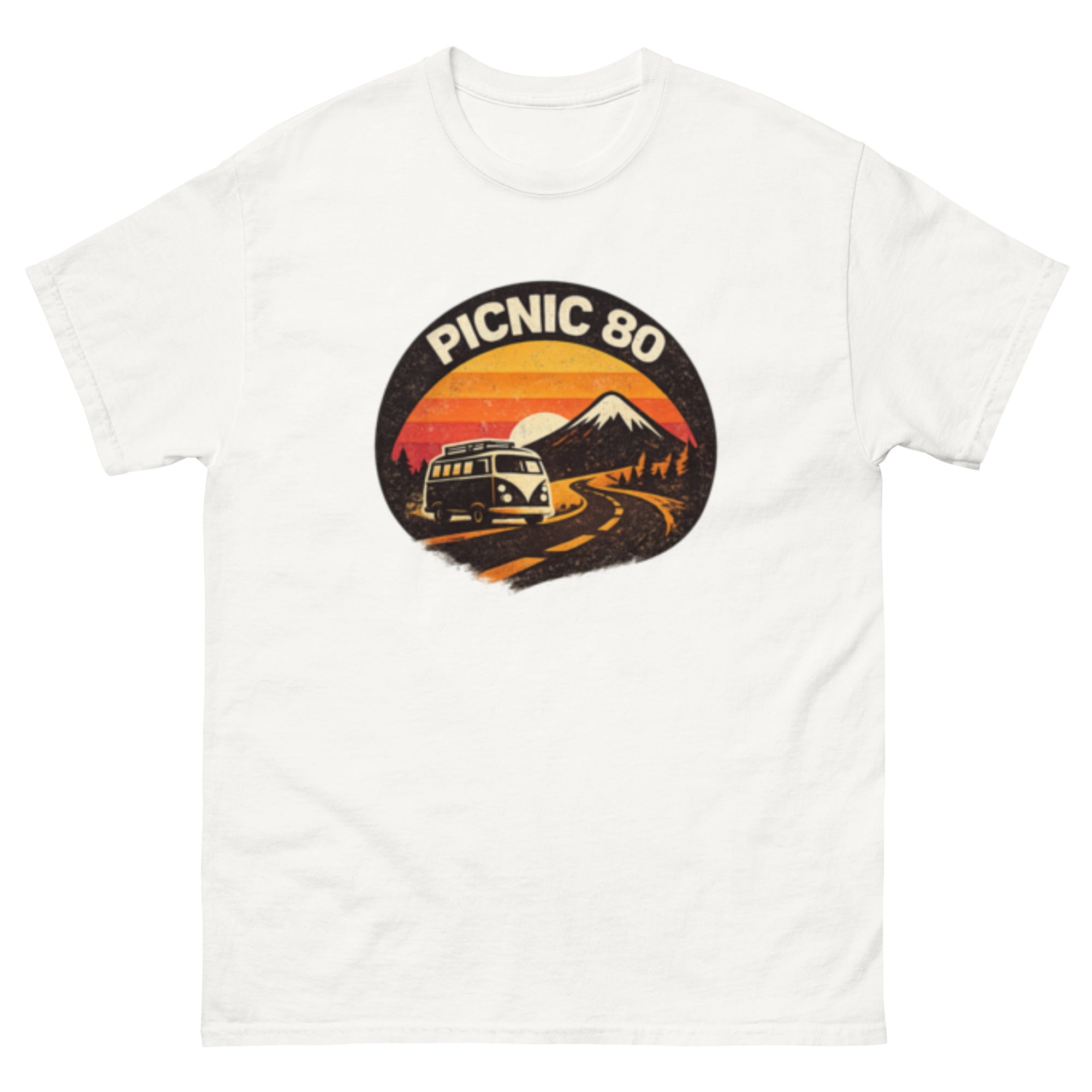 T-skjorte med retro motiv av en klassisk Volkswage campingbil på en svingete vei foran fjell og stripet solnedgang i gult, oransje og rødt.