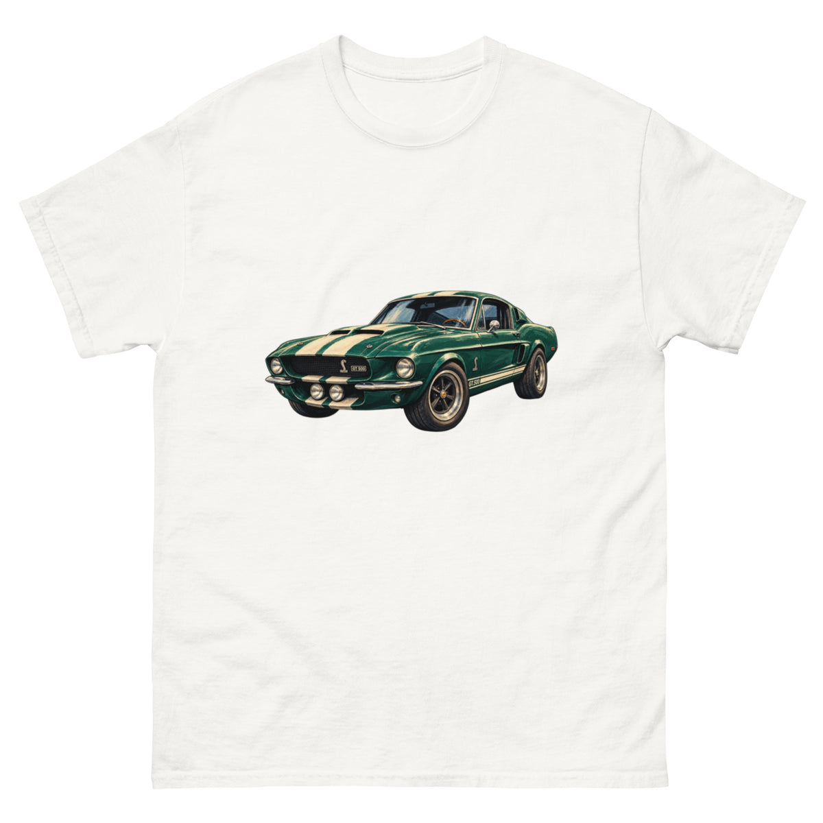 Shelby GT500 T-skjortemotiv med klassisk grønn Ford Mustang, lyse racingstriper, Cobra-emblem og retro håndtegnet stil.