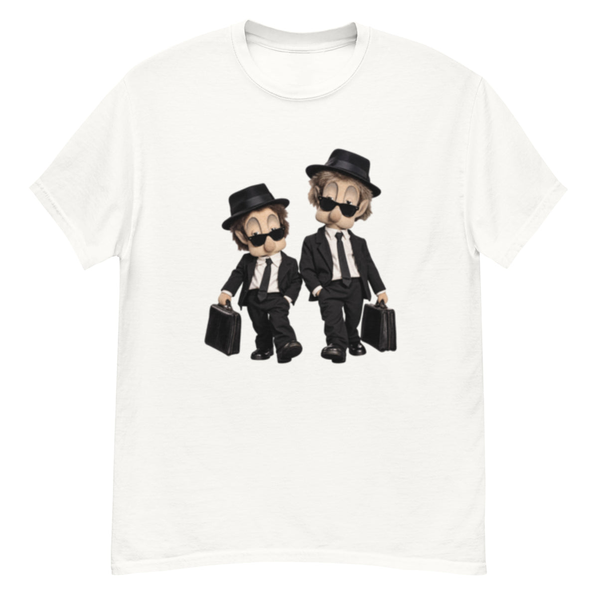 T-skjorte med Pompel og Pilt kledd som Blues Brothers i svarte dresser, fedora-hatter, solbriller og med kofferter.