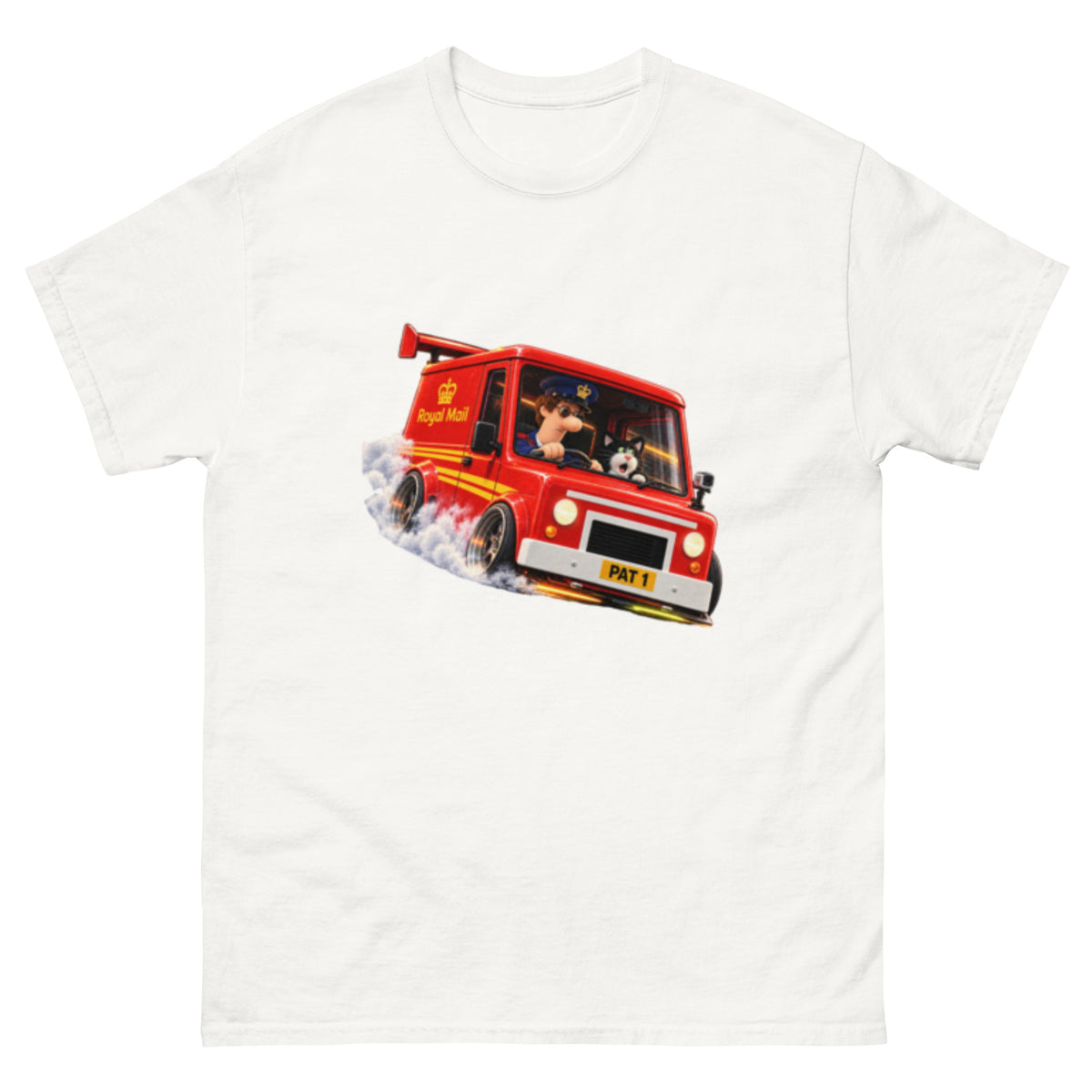 T-skjorte med Postman Pat og Jess i en trimmet rød PAT 1-postbil som drifter med racingfelger, spoiler, dekkrøyk og oransje fartsspor i Fast & Furious-inspirert stil.