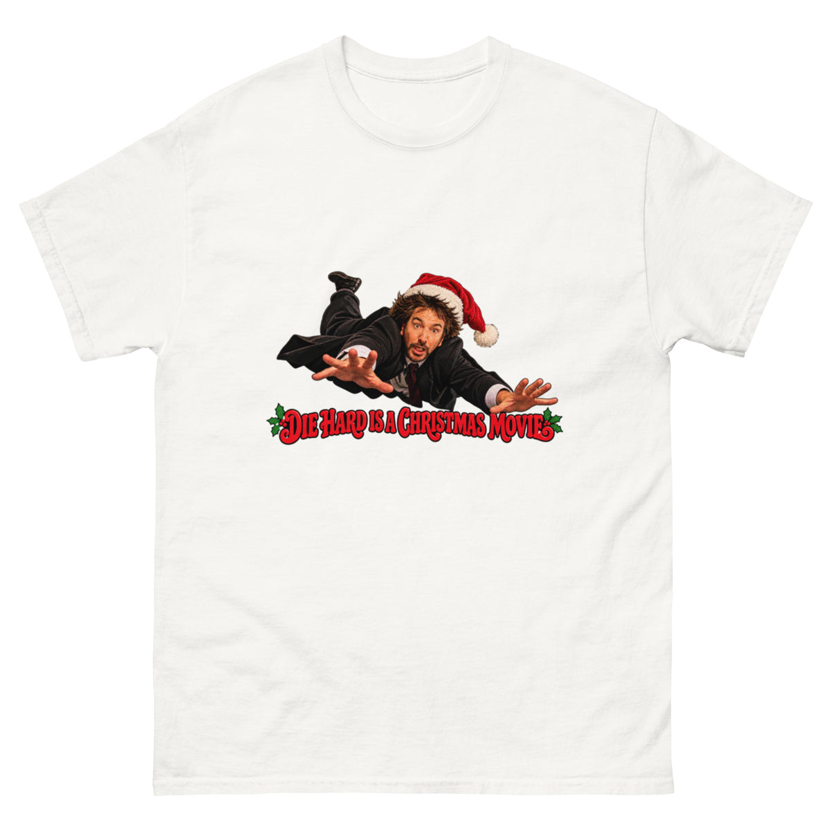 Die Hard Is a Christmas Movie T-skjorte med John McClane inspirert av Bruce Willis, iført nisselue og svart dress, over rød juletekst med kristtorn.