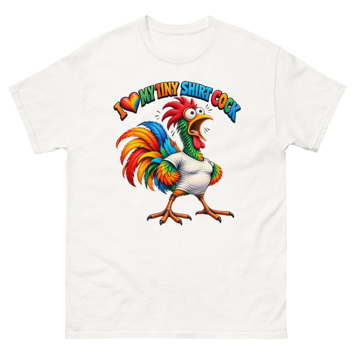 Fargerik tegneseriehane med stor rød kam, regnbuefargede fjær, store øyne og trang hvit T-skjorte under teksten I Love My Tiny Shirt Cock.