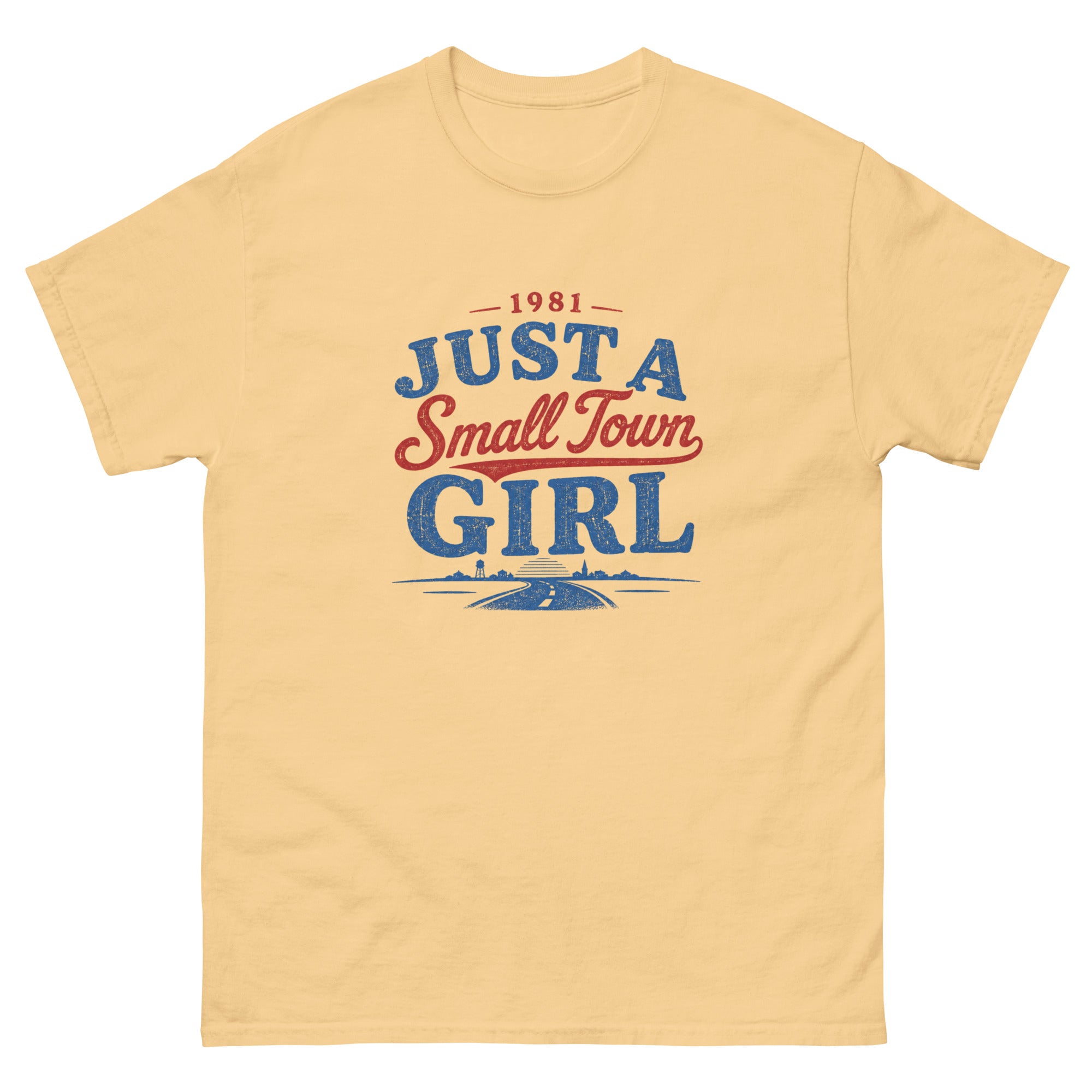 Just a Small Town Girl-motiv med 1981 øverst, blå blokkbokstaver, rød script-tekst, småbyhorisont, vei og slitt vintage-inspirert trykk på transparent bakgrunn.