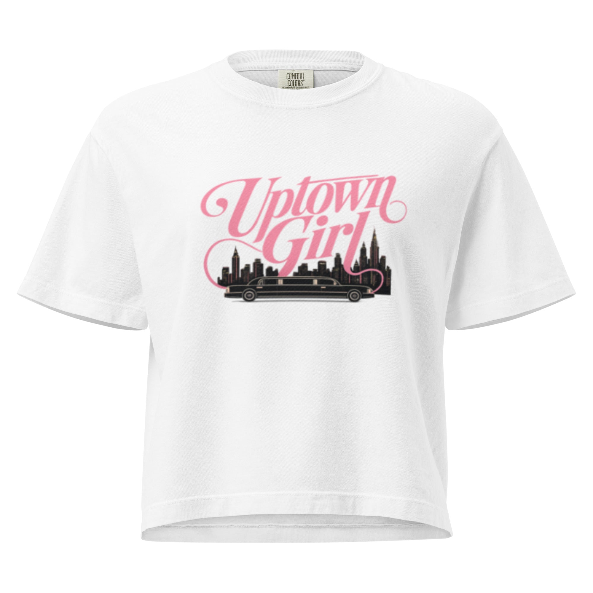 Uptown Girl t-skjorte med rosa 80-talls typografi, skyline og hvit limousine i strektegnet stil.